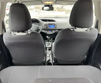 Interni di Toyota Yaris in affitto in Montenegro. Un'ottima auto da 5 posti con cambio Automatico.