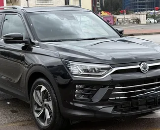 Vista frontale di un noleggio SsangYong Korando Turismo a Tirana, Albania ✓ Auto #12328. ✓ Cambio Automatico TM ✓ 0 recensioni.