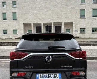 Noleggio SsangYong Korando Turismo. Auto Comfort, Monovolume per il noleggio in Albania ✓ Cauzione di Deposito di 300 EUR ✓ Opzioni assicurative RCT, CDW, SCDW, FDW, All'estero, Giovane, Senza deposito.