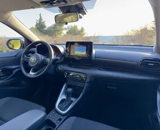 Noleggio auto Toyota Yaris 2023 in Montenegro, con carburante Ibrido e 116 cavalli di potenza ➤ A partire da 29 EUR al giorno.