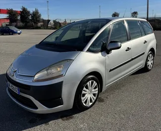 Vista frontale di un noleggio Citroen C4 Grand Picasso a Durazzo, Albania ✓ Auto #10495. ✓ Cambio Automatico TM ✓ 0 recensioni.