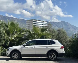 Vista frontale di un noleggio Volkswagen Tiguan in Becici, Montenegro ✓ Auto #10338. ✓ Cambio Automatico TM ✓ 0 recensioni.
