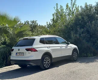 Volkswagen Tiguan 2020 disponibile per il noleggio in Becici, con limite di chilometraggio di illimitato.