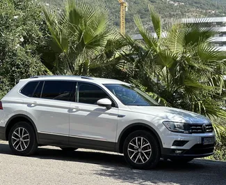 Interni di Volkswagen Tiguan in affitto in Montenegro. Un'ottima auto da 7 posti con cambio Automatico.