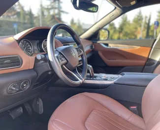 Interni di Maserati Levante S in affitto in Georgia. Un'ottima auto da 5 posti con cambio Automatico.