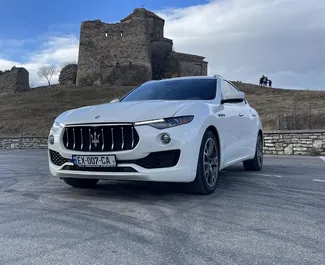 Vista frontale di un noleggio Maserati Levante S a Tbilisi, Georgia ✓ Auto #12381. ✓ Cambio Automatico TM ✓ 0 recensioni.