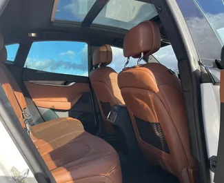 Interni di Maserati Levante S in affitto in Georgia. Un'ottima auto da 5 posti con cambio Automatico.