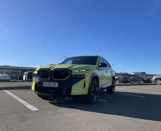 Interni di BMW XM in affitto in Georgia. Un'ottima auto da 5 posti con cambio Automatico.