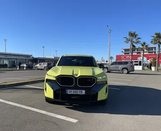 BMW XM 2025 disponibile per il noleggio a Tbilisi, con limite di chilometraggio di 250 km/giorno.