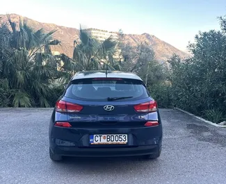 Hyundai i30 2019 disponibile per il noleggio in Becici, con limite di chilometraggio di illimitato.