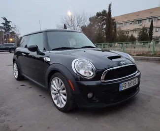 Vista frontale di un noleggio Mini Cooper S a Tbilisi, Georgia ✓ Auto #12223. ✓ Cambio Automatico TM ✓ 0 recensioni.