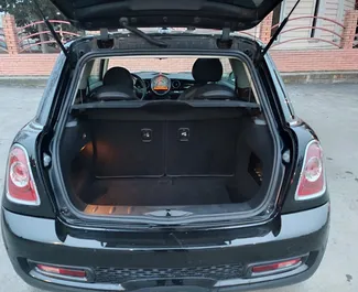 Mini Cooper S 2014 disponibile per il noleggio a Tbilisi, con limite di chilometraggio di 250 km/giorno.