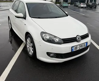 Vista frontale di un noleggio Volkswagen Golf 6 a Durazzo, Albania ✓ Auto #12376. ✓ Cambio Automatico TM ✓ 0 recensioni.
