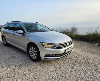Vista frontale di un noleggio Volkswagen Passat Variant a Budva, Montenegro ✓ Auto #12897. ✓ Cambio Automatico TM ✓ 0 recensioni.