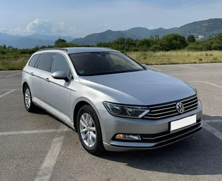 Vista frontale di un noleggio Volkswagen Passat Variant a Budva, Montenegro ✓ Auto #12898. ✓ Cambio Automatico TM ✓ 0 recensioni.