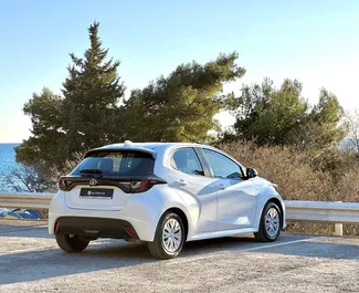 Vista frontale di un noleggio Toyota Yaris a Budva, Montenegro ✓ Auto #12360. ✓ Cambio Automatico TM ✓ 0 recensioni.