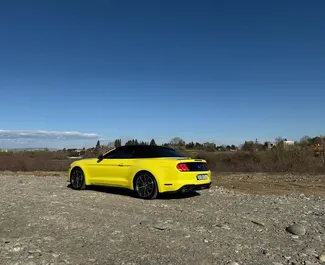 Vista frontale di un noleggio Ford Mustang Cabrio a Tbilisi, Georgia ✓ Auto #12494. ✓ Cambio Automatico TM ✓ 0 recensioni.