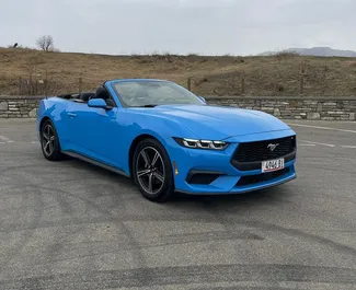 Vista frontale di un noleggio Ford Mustang Cabrio a Tbilisi, Georgia ✓ Auto #12226. ✓ Cambio Automatico TM ✓ 0 recensioni.
