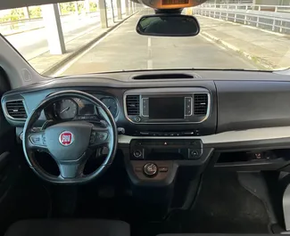 Vista frontale di un noleggio Fiat Ulysse all'aeroporto di Dalaman, Turchia ✓ Auto #12377. ✓ Cambio Automatico TM ✓ 0 recensioni.
