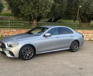 Vista frontale di un noleggio Mercedes-Benz E250 in Becici, Montenegro ✓ Auto #12157. ✓ Cambio Automatico TM ✓ 0 recensioni.