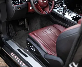 Interni di Bentley Continental GTC in affitto in Spagna. Un'ottima auto da 4 posti con cambio Automatico.