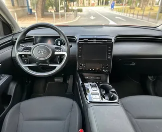 Interni di Hyundai Tucson in affitto in Spagna. Un'ottima auto da 5 posti con cambio Automatico.
