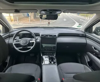 Interni di Hyundai Tucson in affitto in Spagna. Un'ottima auto da 5 posti con cambio Automatico.
