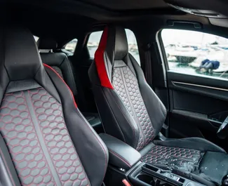 Audi RS3 2023 disponibile per il noleggio ad Alicante, con limite di chilometraggio di 200 km/giorno.