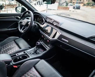 Interni di Audi RS3 in affitto in Spagna. Un'ottima auto da 5 posti con cambio Automatico.