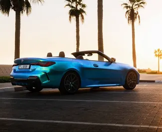 BMW 430i Cabrio 2022 disponibile per il noleggio a Dubai, con limite di chilometraggio di 250 km/giorno.