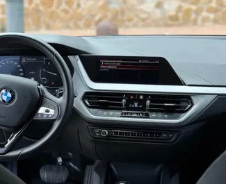 Interni di BMW 116d in affitto in Spagna. Un'ottima auto da 5 posti con cambio Automatico.