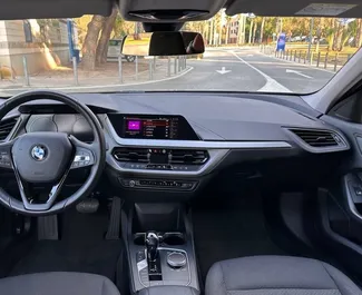 BMW 116d 2020 disponibile per il noleggio ad Alicante, con limite di chilometraggio di 200 km/giorno.