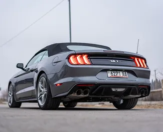 Ford Mustang Cabrio 2023 con sistema A trazione posteriore, disponibile a Tbilisi.