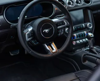 Noleggio Ford Mustang Cabrio. Auto Premium, Lusso, Cabrio per il noleggio in Georgia ✓ Cauzione di Deposito di 1400 GEL ✓ Opzioni assicurative RCT, CDW, Furto.