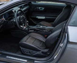 Ford Mustang Cabrio 2023 disponibile per il noleggio a Tbilisi, con limite di chilometraggio di illimitato.