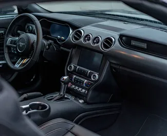 Interni di Ford Mustang Cabrio in affitto in Georgia. Un'ottima auto da 4 posti con cambio Automatico.
