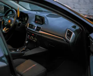 Interni di Mazda 3 in affitto in Georgia. Un'ottima auto da 5 posti con cambio Automatico.