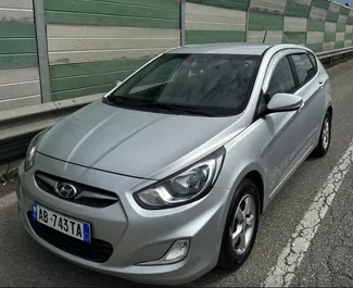 Vista frontale di un noleggio Hyundai Accent Blue a Durazzo, Albania ✓ Auto #11956. ✓ Cambio Automatico TM ✓ 0 recensioni.