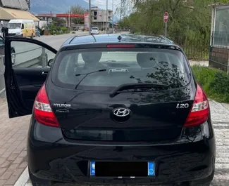 Vista frontale di un noleggio Hyundai i20 a Tirana, Albania ✓ Auto #13090. ✓ Cambio Manuale TM ✓ 0 recensioni.