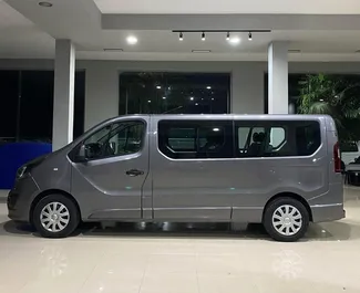Interni di Opel Vivaro in affitto in Albania. Un'ottima auto da 9 posti con cambio Manuale.