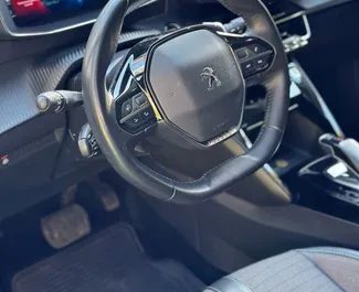 Interni di Peugeot 2008 in affitto in Montenegro. Un'ottima auto da 5 posti con cambio Automatico.