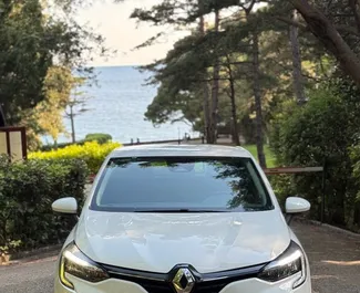 Vista frontale di un noleggio Renault Clio 5 a Budva, Montenegro ✓ Auto #13119. ✓ Cambio Automatico TM ✓ 0 recensioni.