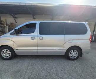 Vista frontale di un noleggio Hyundai Grand Starex a Durazzo, Albania ✓ Auto #13161. ✓ Cambio Automatico TM ✓ 0 recensioni.