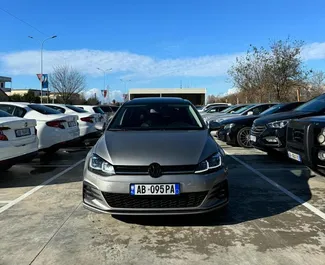 Vista frontale di un noleggio Volkswagen Golf 7 all'aeroporto di Tirana, Albania ✓ Auto #11587. ✓ Cambio Automatico TM ✓ 0 recensioni.