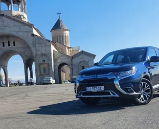 Mitsubishi Outlander 2017 disponibile per il noleggio a Tbilisi, con limite di chilometraggio di illimitato.