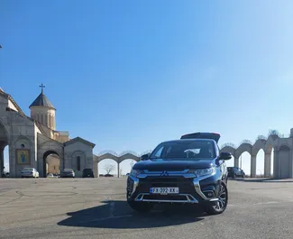 Vista frontale di un noleggio Mitsubishi Outlander a Tbilisi, Georgia ✓ Auto #11806. ✓ Cambio Automatico TM ✓ 0 recensioni.