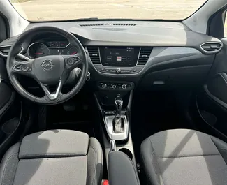 Opel Crossland 2022 disponibile per il noleggio a Rafailovici, con limite di chilometraggio di illimitato.