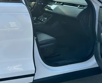 Noleggio Land Rover Range Rover Velar. Auto Comfort, Premium, Crossover per il noleggio negli Emirati Arabi Uniti ✓ Cauzione di Deposito di 3000 AED ✓ Opzioni assicurative RCT, CDW.