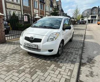 Vista frontale di un noleggio Toyota Yaris a Kaliningrad, Russia ✓ Auto #13099. ✓ Cambio Manuale TM ✓ 0 recensioni.