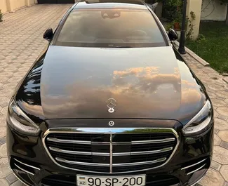 Noleggio auto Mercedes-Benz S560 2023 in Azerbaigian, con carburante Benzina e 380 cavalli di potenza ➤ A partire da 820 AZN al giorno.